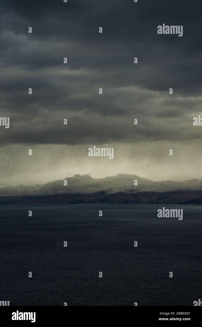 Una tempesta sul lago titicaca Foto Stock