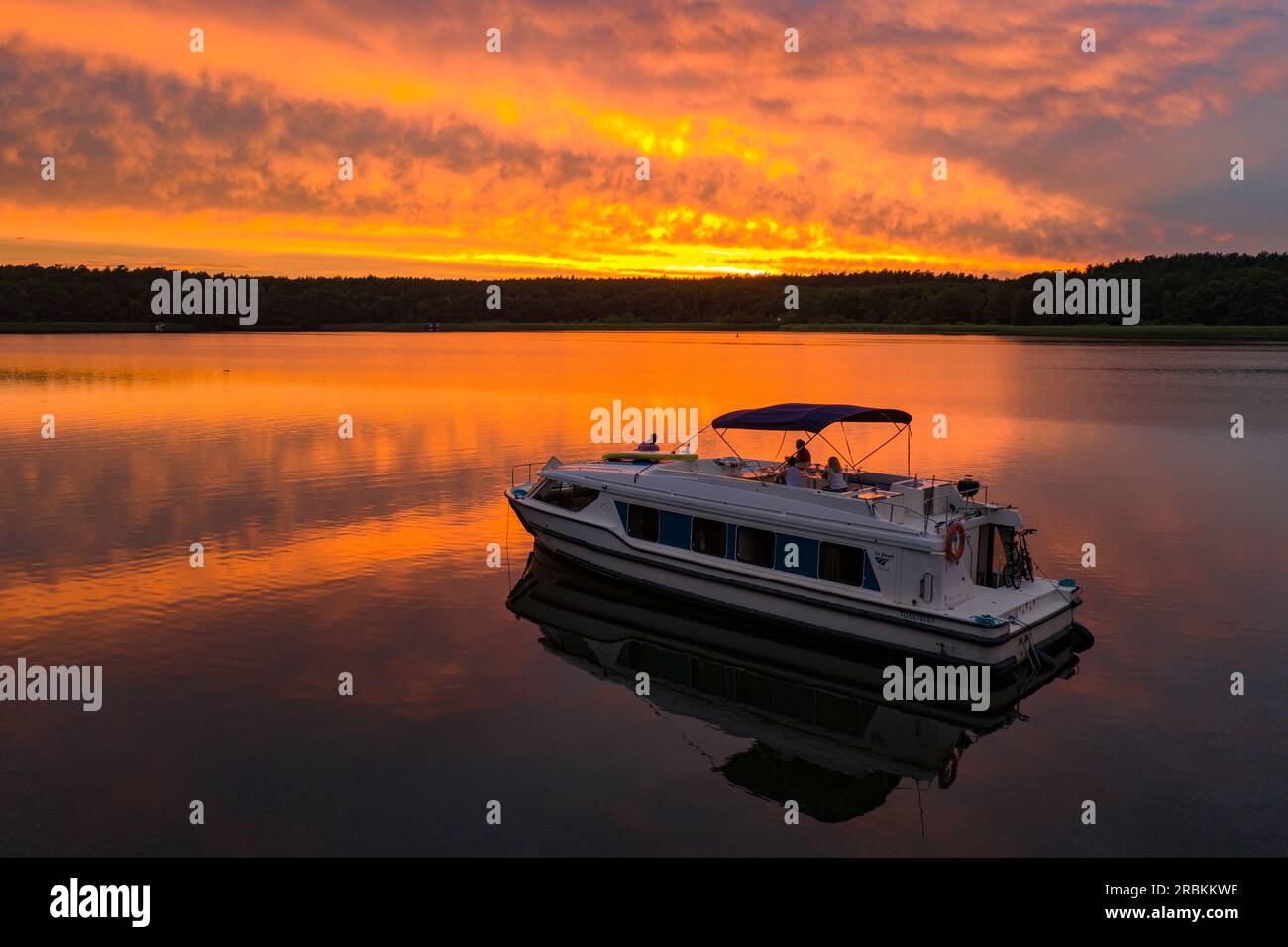 Vista aerea di una casa galleggiante le Boat Vision 4 sul Röblinsee al tramonto, Furstenberg, Brandeburgo, Germania, Europa Foto Stock