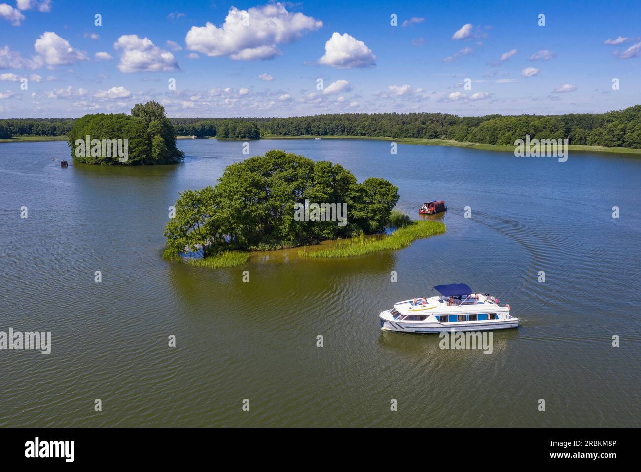 Vista aerea di una casa galleggiante le Boat Vision 4 vicino a piccole isole sul Wangnitzsee, vicino a Priepert, Meclemburgo-Pomerania occidentale, Germania, Europa Foto Stock