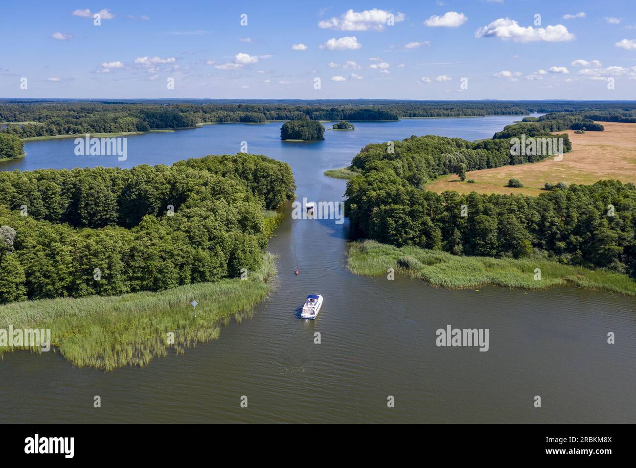 Vista aerea di una casa galleggiante le Boat Vision 4 sull'Havel tra il Kleiner Priepertsee e il Wangnitzsee, vicino a Priepert, Meclemburgo-Pomerani Ovest Foto Stock