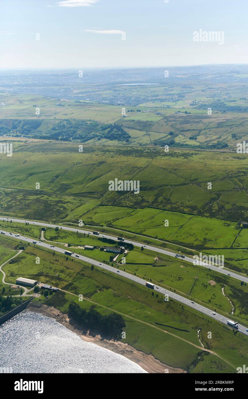 Una fotografia aerea della M62 Transpennine Motorway, Midde pennines West Yorkshire, Inghilterra settentrionale, Regno Unito, che mostra la fattoria tra le carreggiate Foto Stock