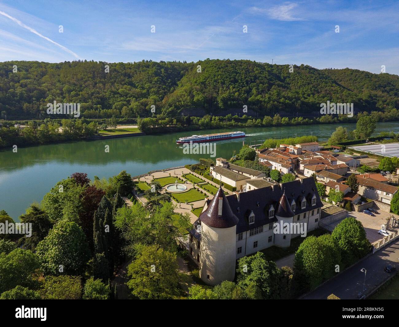 Vista aerea della Château d'Ampuis lungo la Rhône con la nave da crociera MS Bijou du Rhône (Nicko Cruises), Ampuis, Isere, Auvergne-Rhône-Alpes, Francia, Europa Foto Stock
