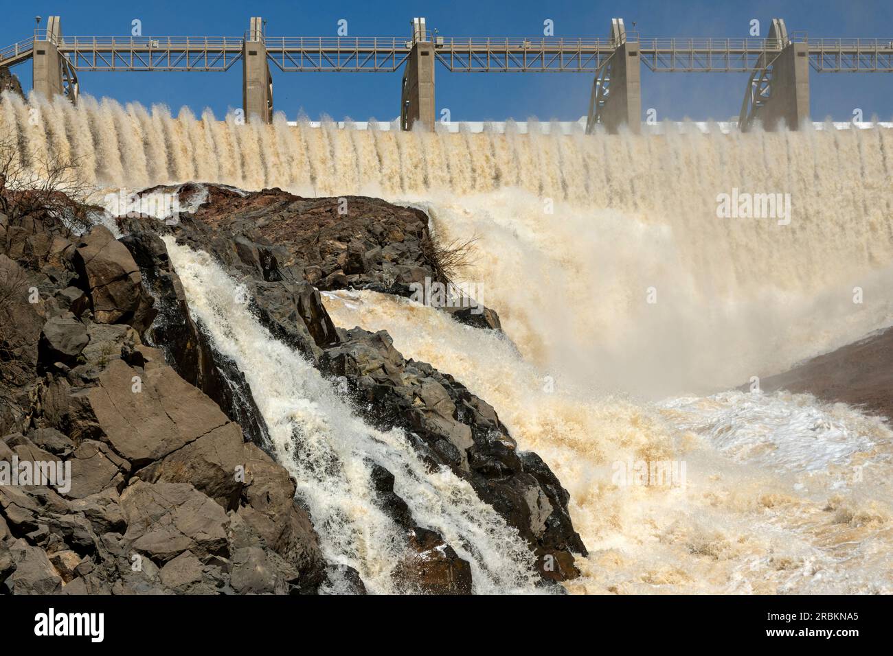 Horseshoe Dam, dopo forti piogge, viene aperta la diga di Horseshoe Reservoir e l'acqua viene rilasciata nel fiume Verde, USA, Arizona, Scottsdale Foto Stock