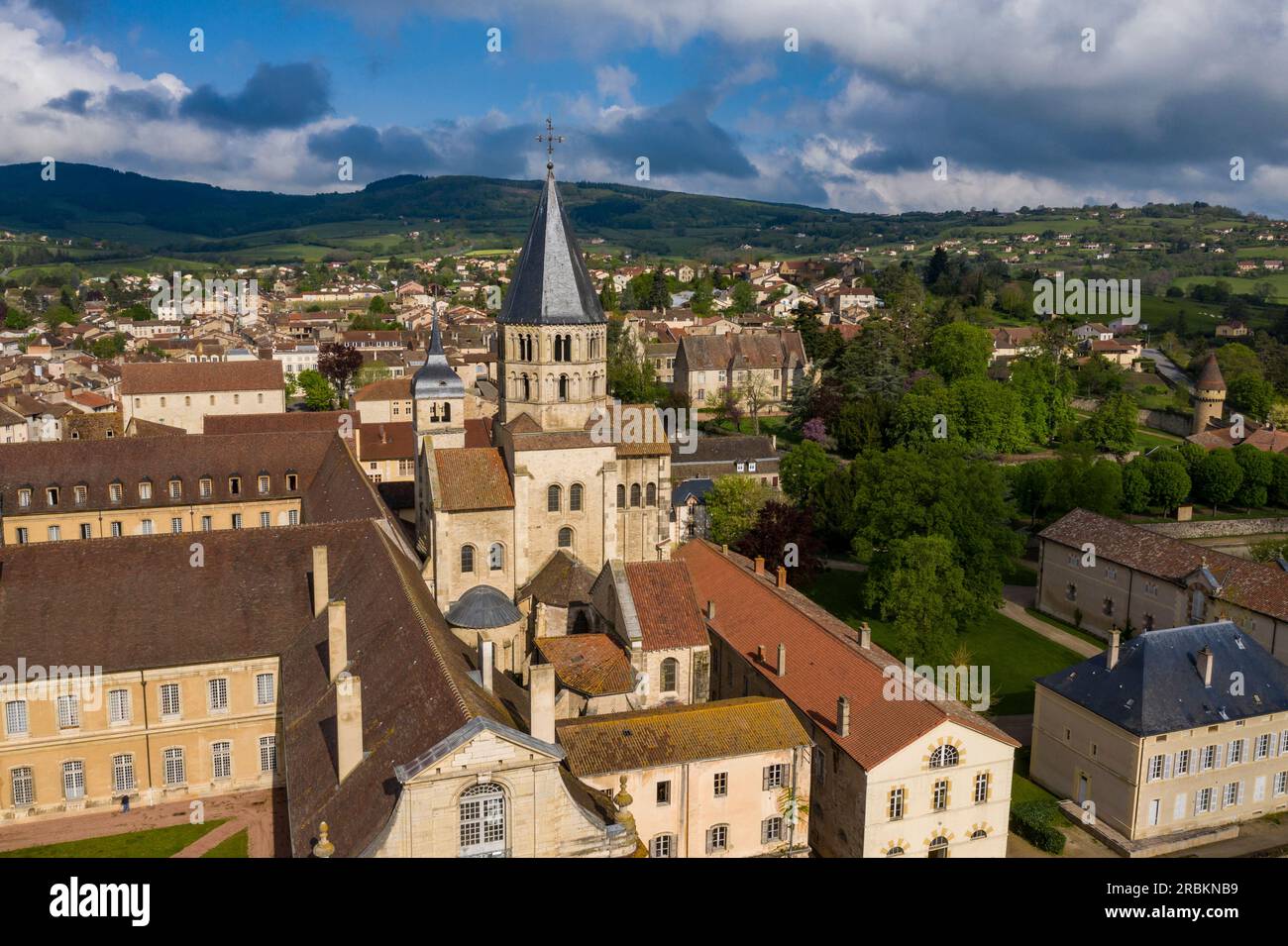 Veduta aerea dell'abbazia benedettina di Cluny e della città, Cluny, Saône-et-Loire, Bourgogne-Franche-Comté, Francia, Europa Foto Stock