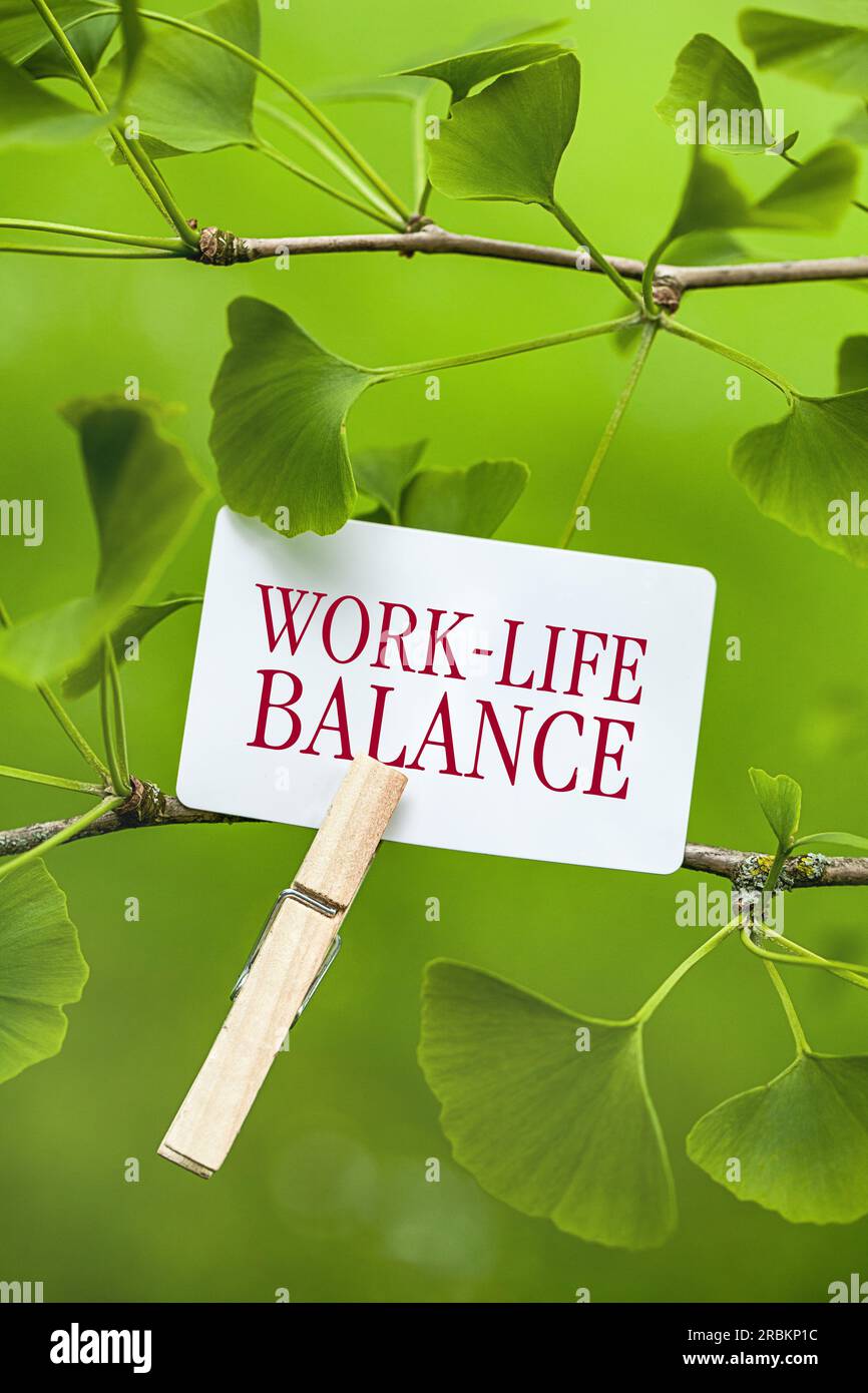 Foglio di appunti in un Ginkgo che riporta l'equilibrio tra lavoro e vita privata Foto Stock