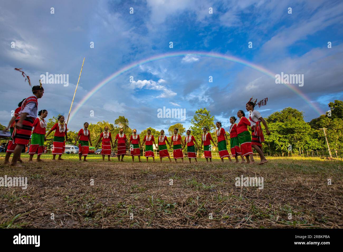 Un arcobaleno completo rende omaggio a uno spettacolo culturale della tribù Naga per i passeggeri sulla nave da crociera Anawrahta (Heritage Line), Homalin, Sagaing Reg Foto Stock