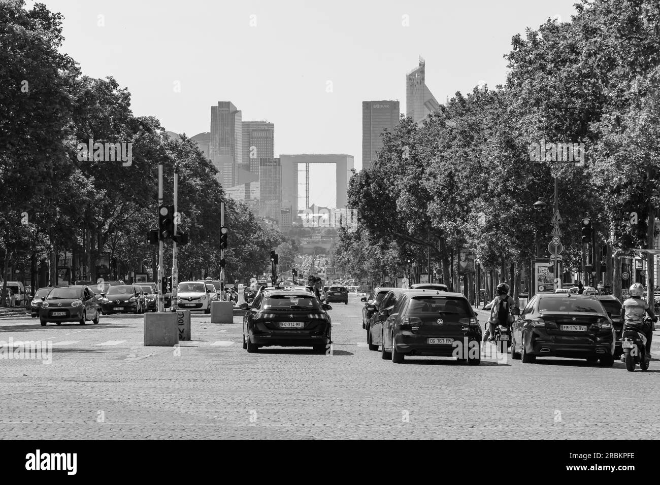 Parigi, Francia - 25 giugno 2023 : Avenue grande Armee e la Defense sullo sfondo a Parigi Francia in bianco e nero Foto Stock