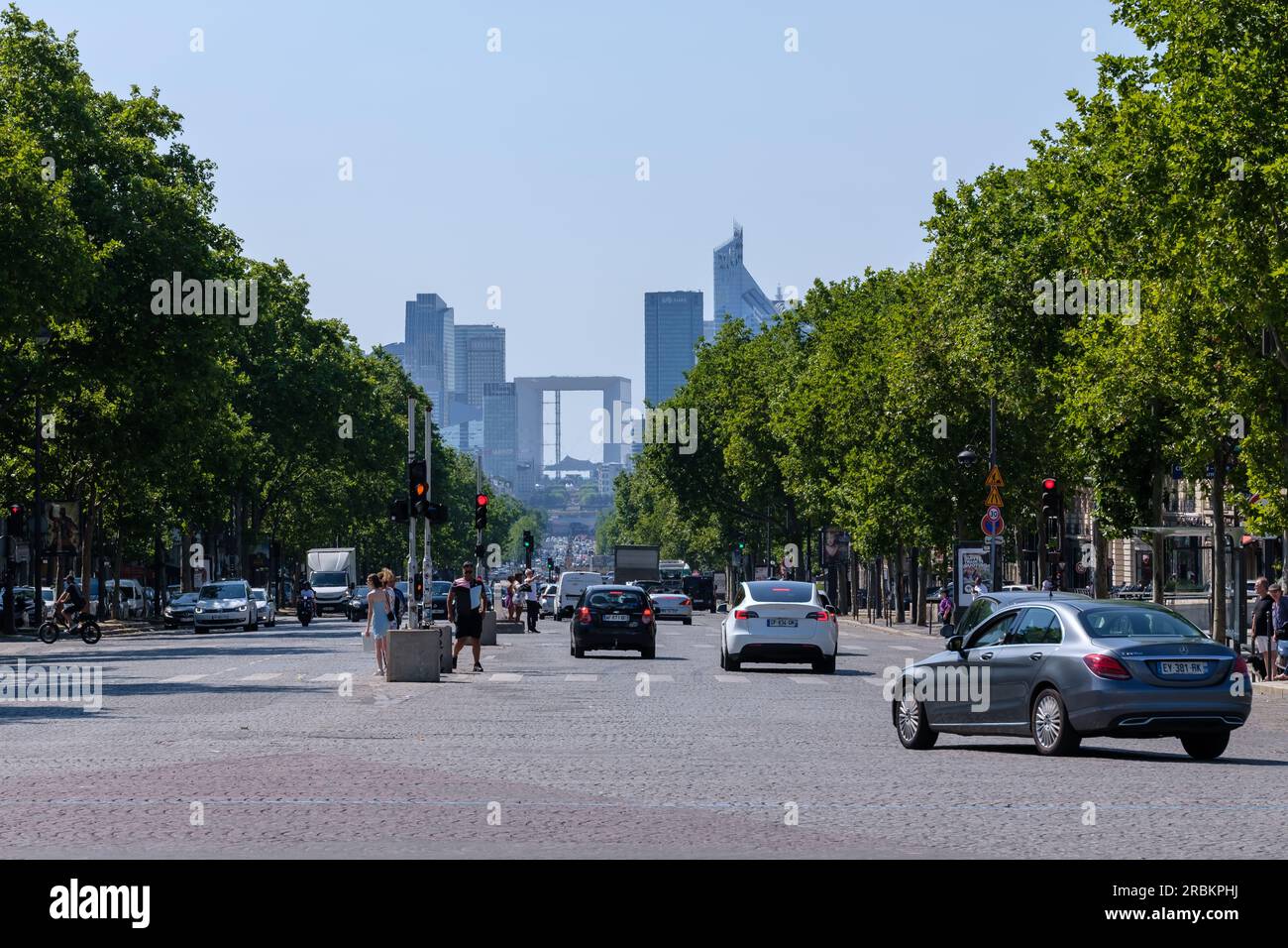 Parigi, Francia - 25 giugno 2023 : Avenue grande Armee e la Defense sullo sfondo a Parigi Francia in bianco e nero Foto Stock