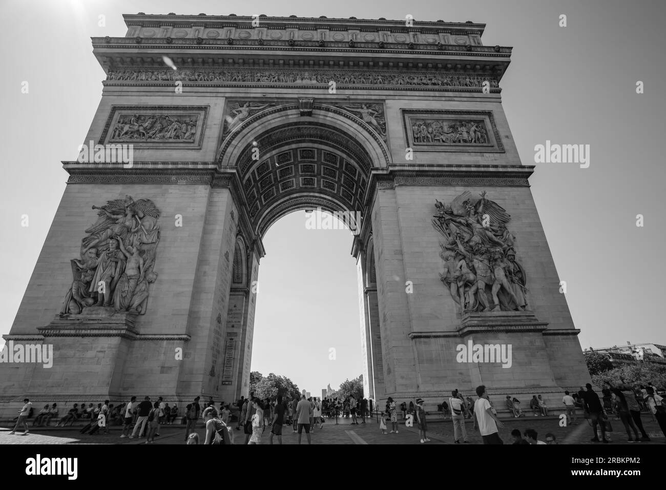 Parigi, Francia - 25 giugno 2023: Veduta del famoso Arco di Trionfo, dell'Arco di Trionfo della Stella e dei turisti in cima a esso a Parigi in Francia Foto Stock