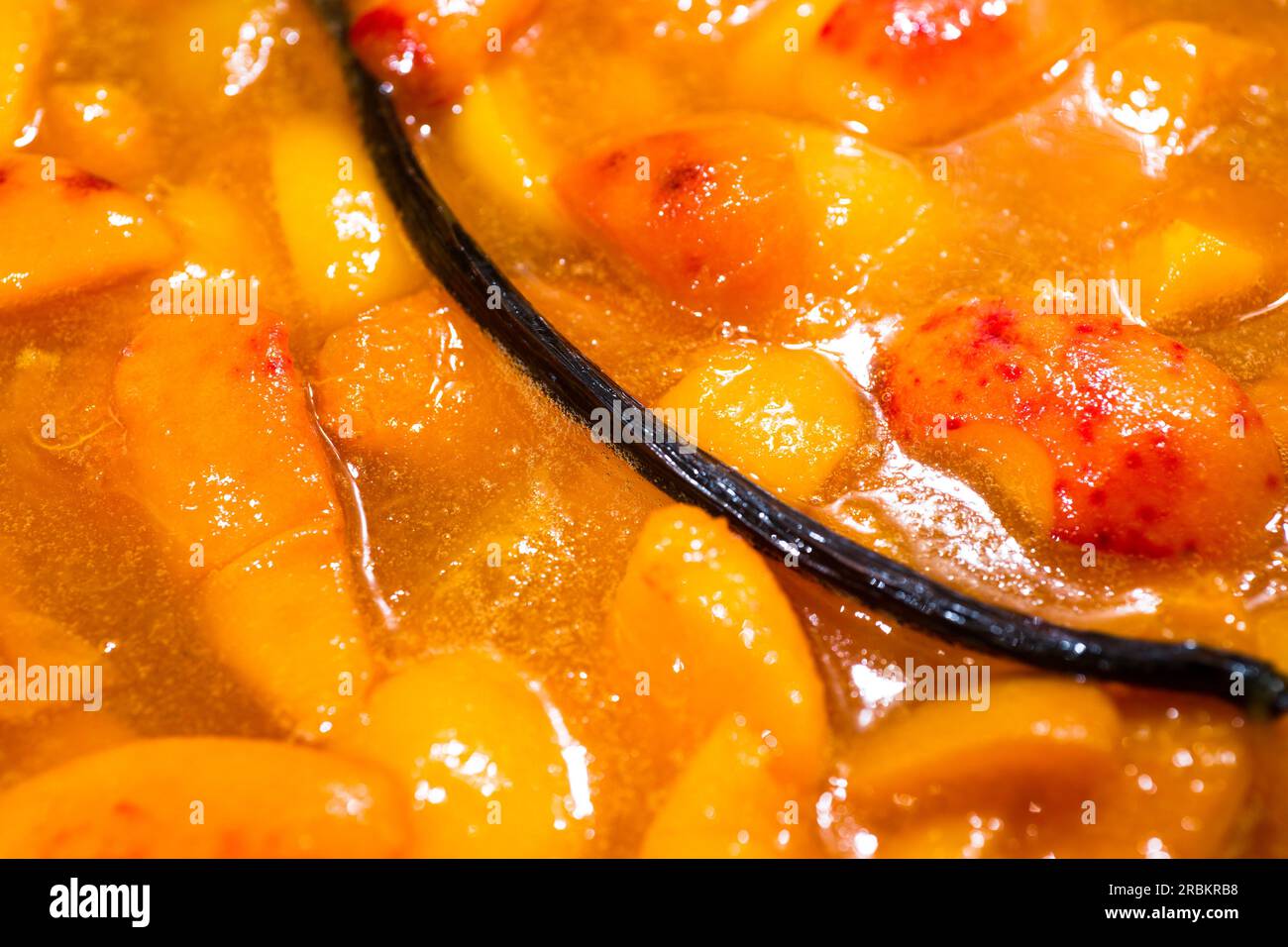 Marmellata di albicocche cucinata con un baccello di vaniglia Foto Stock