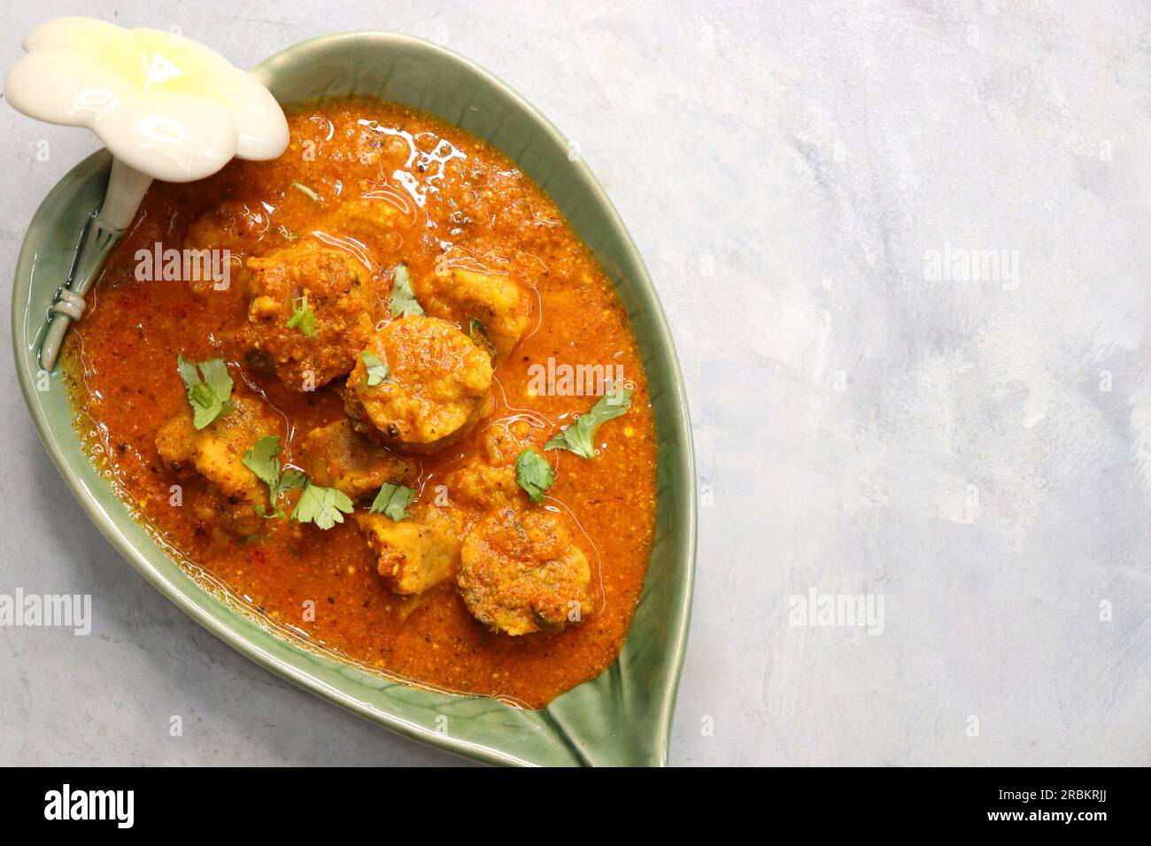 Rajasthani Gatta Curry o Besan KE Gatte Ki Sabzi. I gatte sono rotoli di farina a grammo o gnocchi di farina di ceci cotti in un curry piccante e piccante allo yogurt Foto Stock