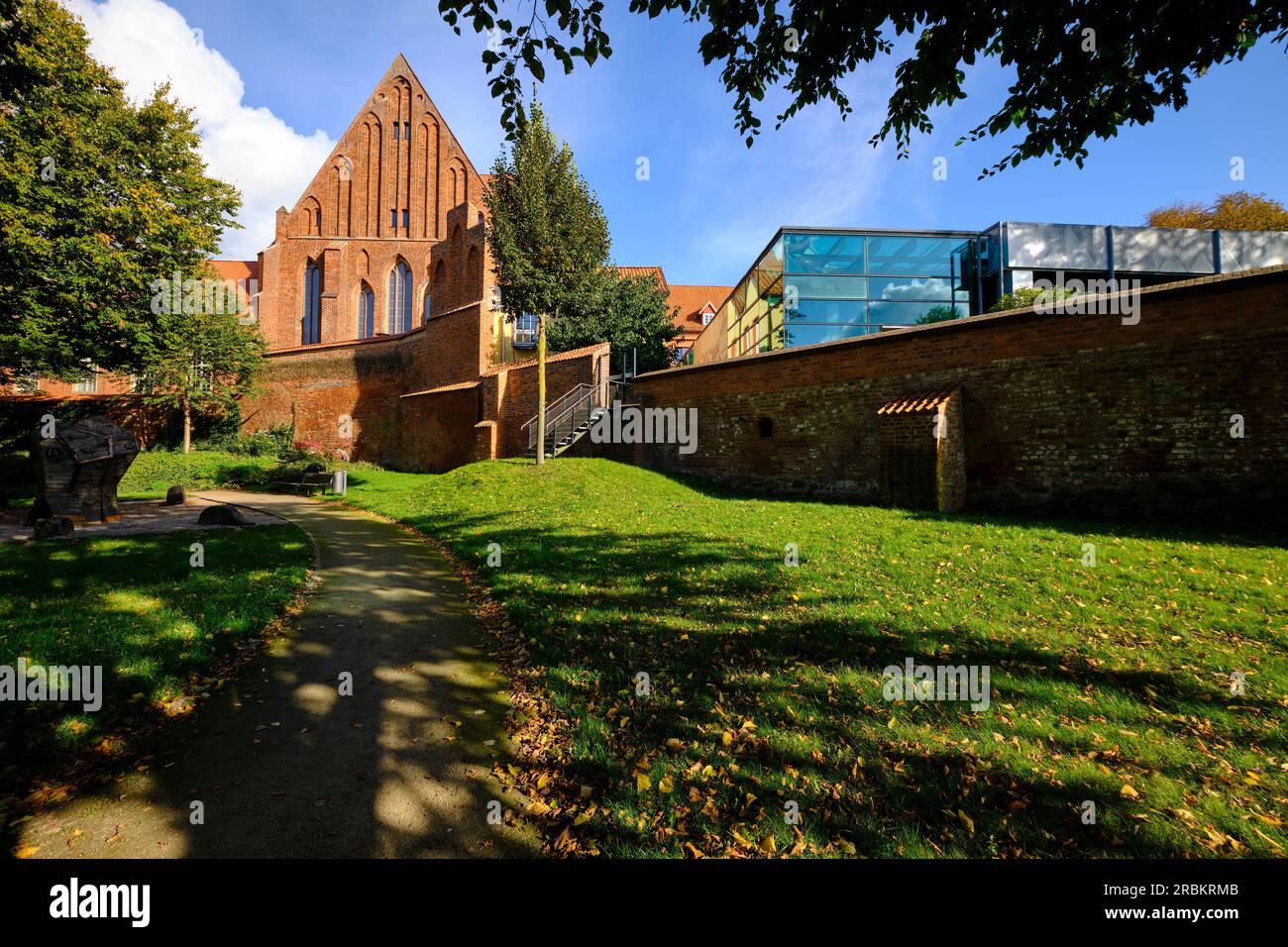 Il Museo marittimo tedesco nella città vecchia del Patrimonio Mondiale dell'Umanità e città anseatica di Stralsund dal Knieperteich, Meclemburgo-Pomerania occidentale, GE Foto Stock