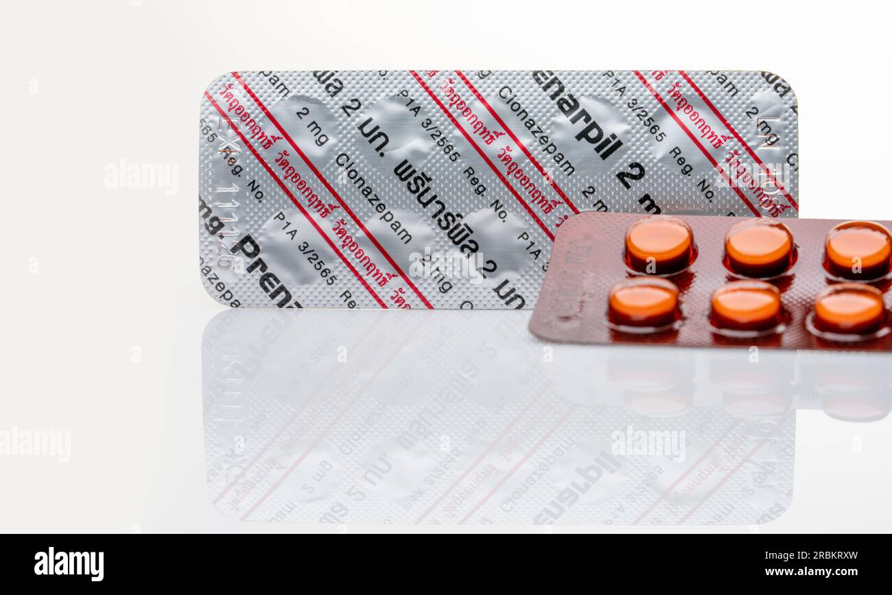 CHONBURI, THAILANDIA-4 maggio 2023: Prenarpil 2 mg compresse in blister marrone. Clonazepam usato per trattare convulsioni, disturbi di panico, disturbi d'ansia Foto Stock