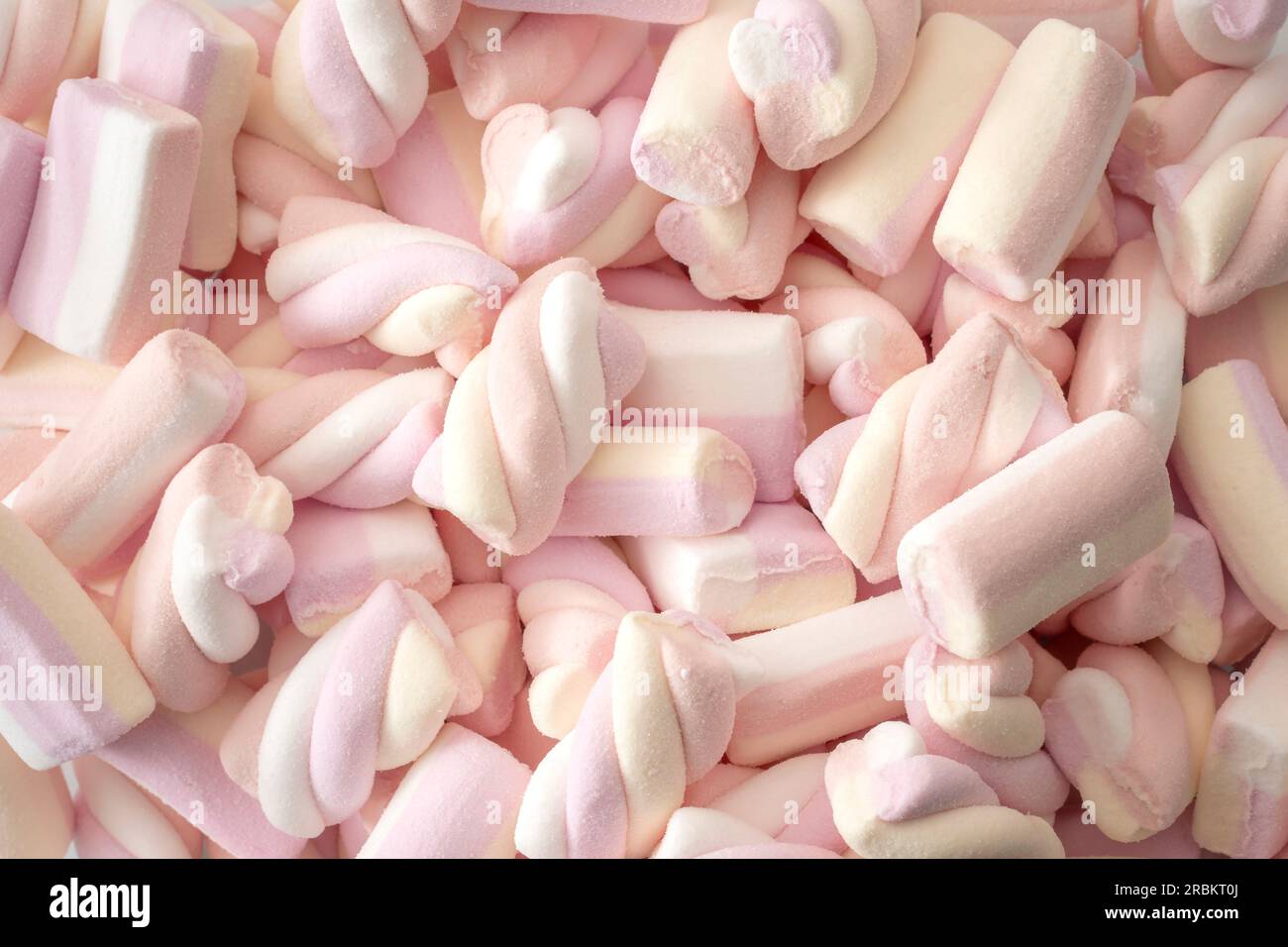 Primo piano full frame di marshmallow rosa e bianco impilati: Concetto per dolcetti zuccherati dolci, indulgenza malsana, snack alimentari ad alta caloria, diabete Ri Foto Stock