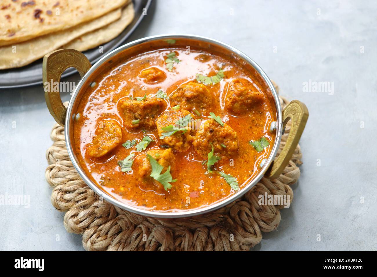 Rajasthani Gatta Curry o Besan KE Gatte Ki Sabzi. I gatte sono rotoli di farina a grammo o gnocchi di farina di ceci cotti in un curry piccante e piccante allo yogurt Foto Stock
