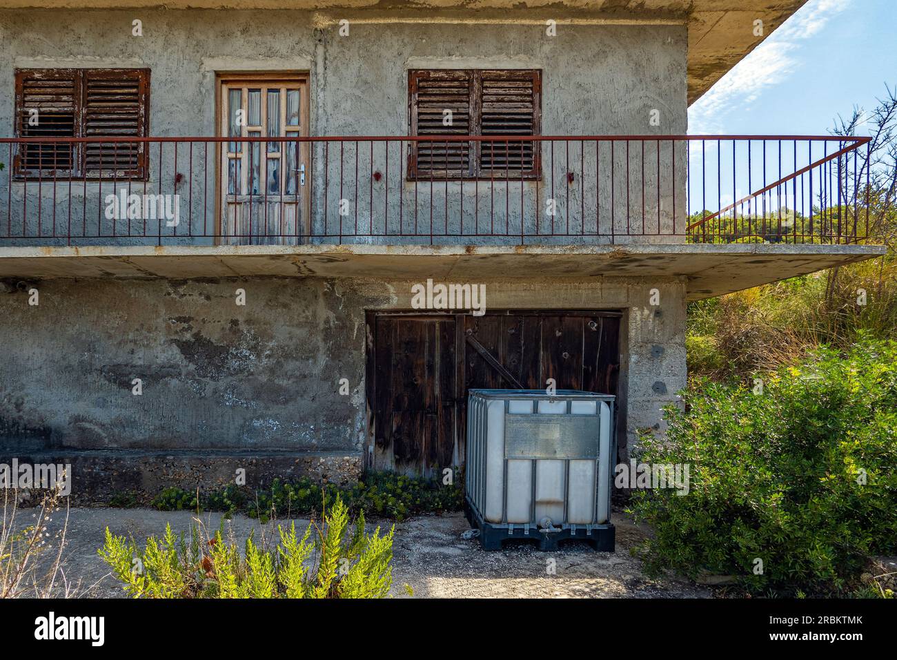 Dettaglio della casa abbandonata nel villaggio di Zatoglav, Croazia, Europa Foto Stock