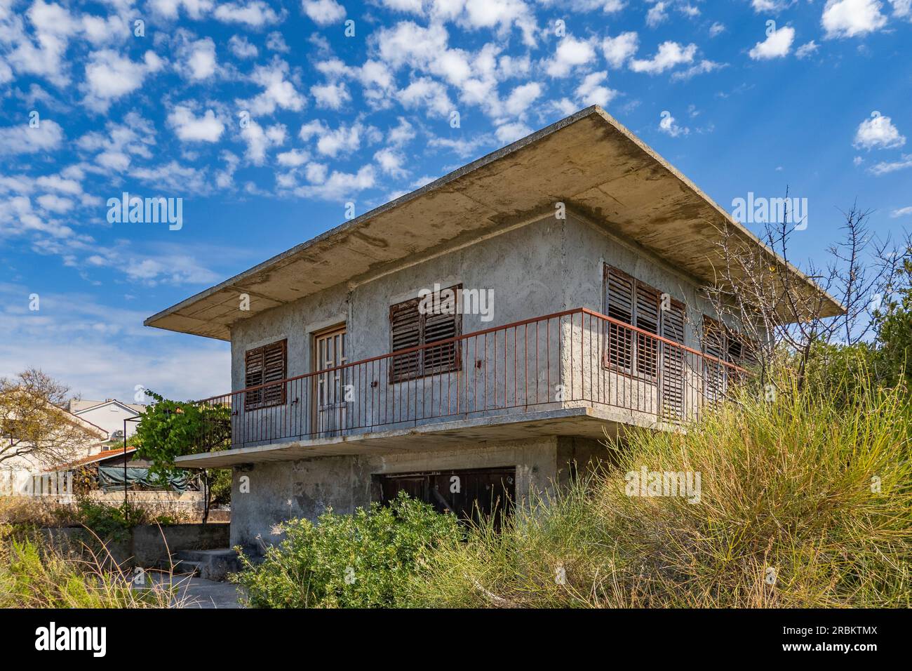 Casa abbandonata all'incirca intonacata nel villaggio di Zatoglav, Croazia, Europa Foto Stock
