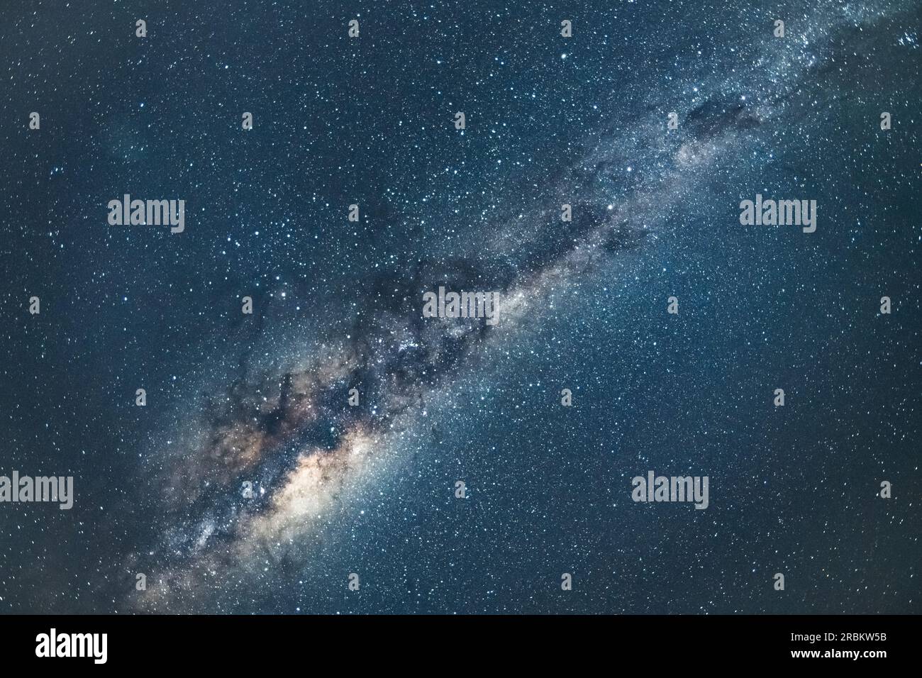 Il cielo notturno e la via Lattea Galaxy da Killcare Beach sulla costa centrale del nuovo Galles del Sud, Australia. Foto Stock