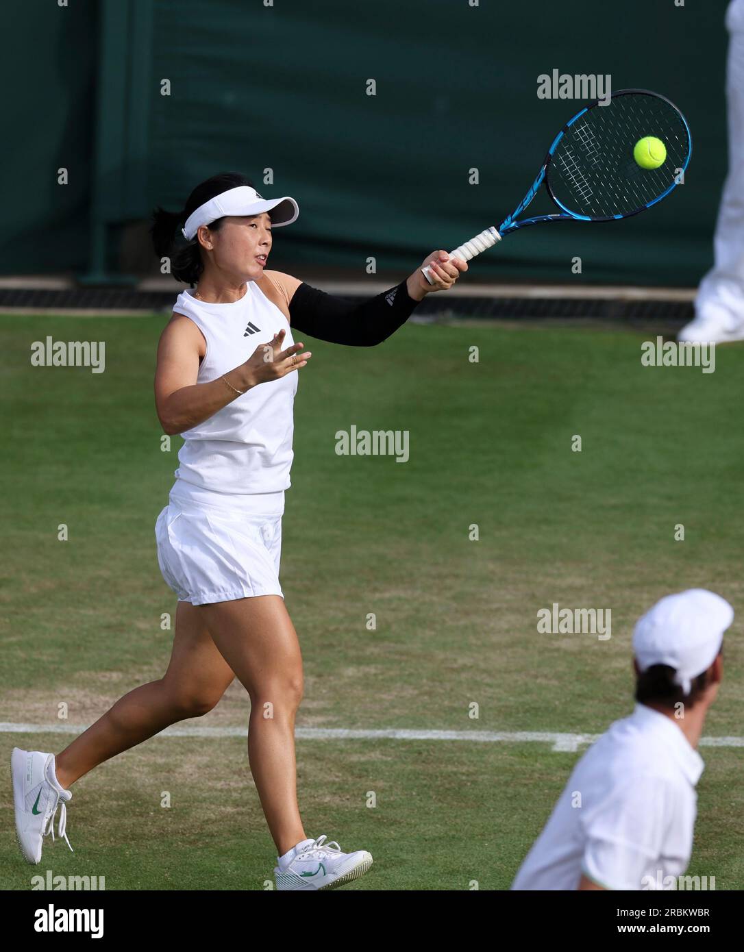 Londra, Gran Bretagna. 9 luglio 2023. Xu Yifan (L) della Cina/Joran Vliegen del Belgio gareggiano durante la partita del secondo turno del doppio misto contro Katie Boulter della Gran Bretagna/Alex De Minaur dell'Australia al Wimbledon Tennis Championship a Londra, in Gran Bretagna, il 9 luglio 2023. Credito: Han Yan/Xinhua/Alamy Live News Foto Stock