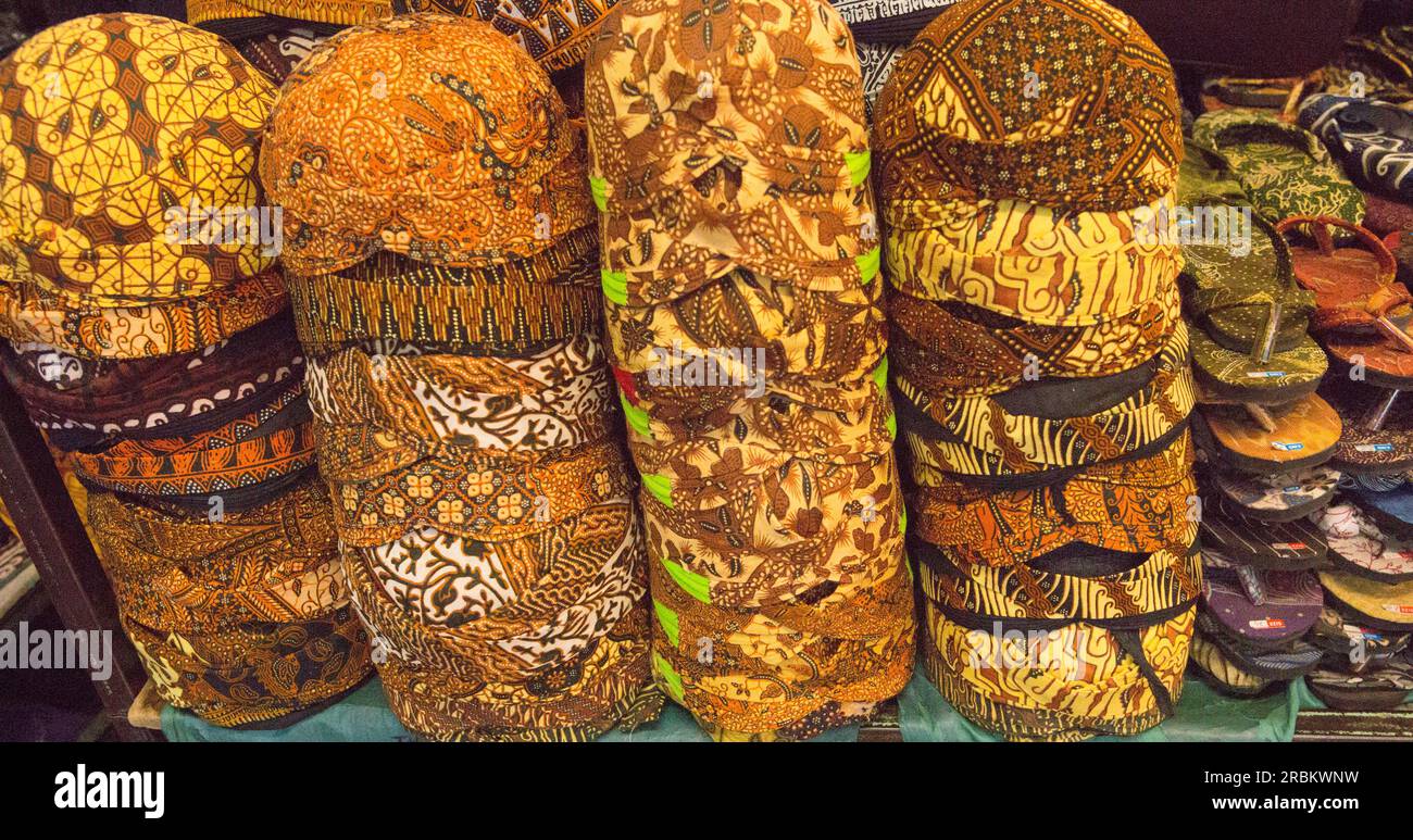 Cappellini islamici in batik e spine in vendita in negozio a Jogjakarta Indonesia Foto Stock