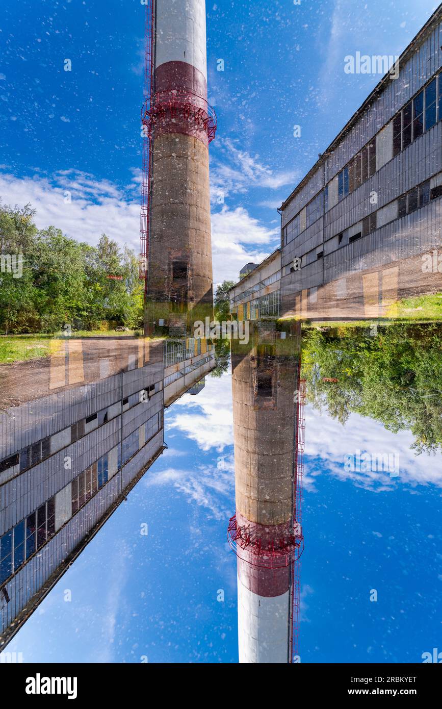 Doppia esposizione di una vecchia pila di camini a Tartu, in Estonia. Foto Stock