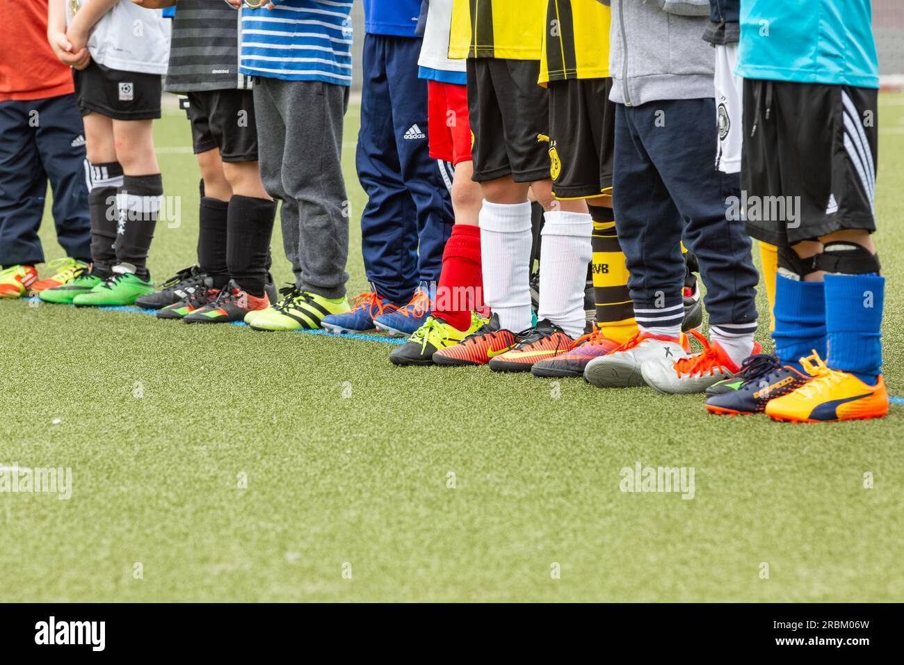 Squadra di calcio per bambini con scarpe di marca diversa Foto Stock