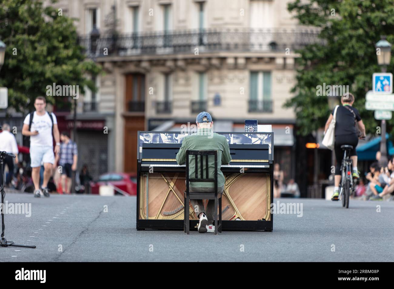 Parigi romantica. Musicista di strada, artista di strada, pianista, sul Pont Saint-Louis, un ponte che collega Ile de la Citi e le isole Ile Saint-Louis sul fiume Senna Foto Stock