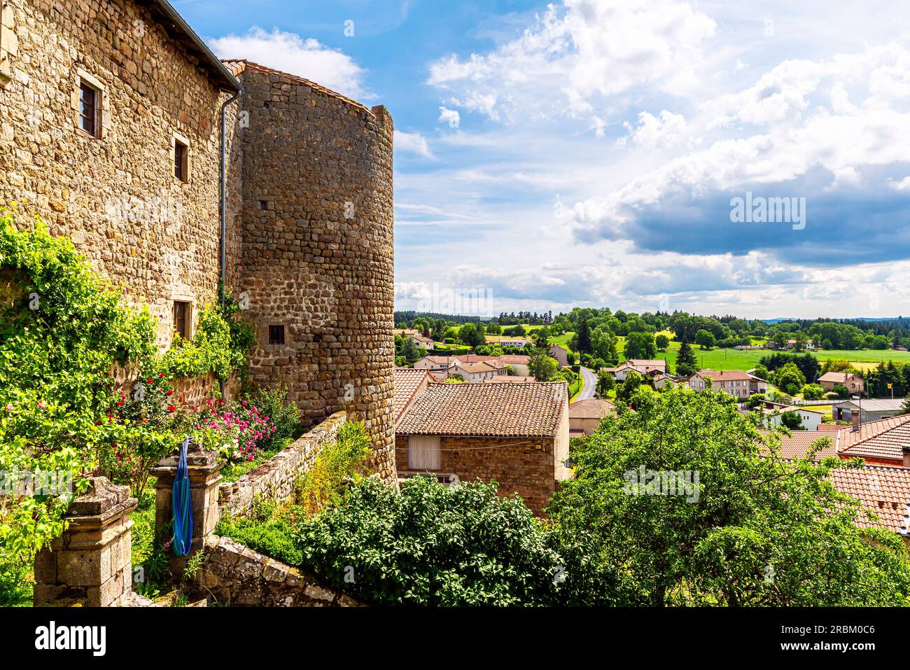 La piccola città medievale di Saint-Pal de Chalencon è un comune della Francia centro-meridionale nel dipartimento dell'alta Loira. Foto Stock