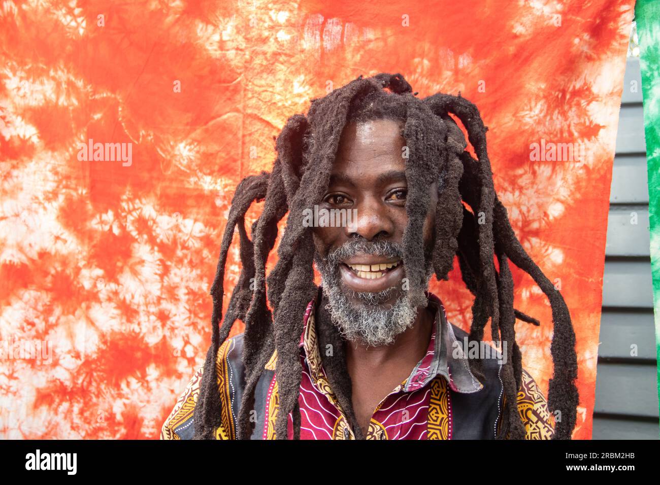 Ritratto dell'artista Rastafari per le strade di Harare, in Zimbabwe Foto Stock