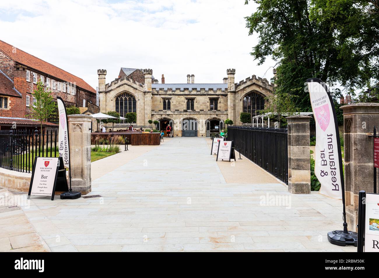 Ristorante York Minster Refectory, edificio classificato di secondo grado, ex scuola di York minster, costruito negli anni '1830, brasserie, ristoranti, York Foto Stock