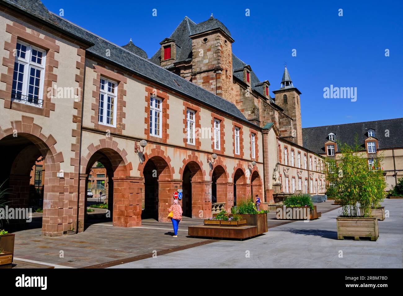 Francia, Aveyron (12), Rodez, Place Foch, la cappella gesuita e l'ex collegio reale del XVII secolo Foto Stock