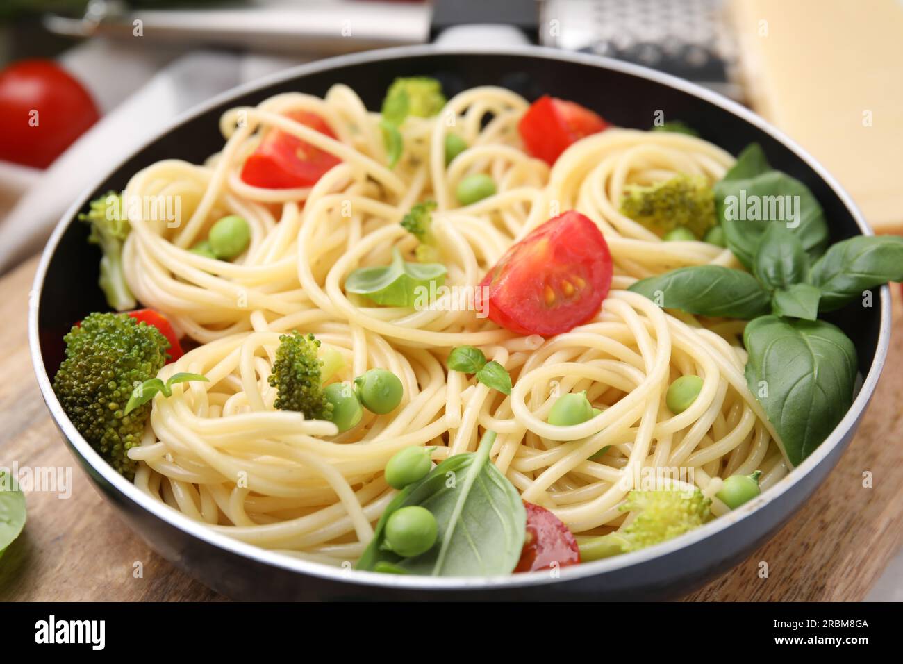 Waffle o cialde in una padella, piatto fatto da pastella lievitata o pasta  che è cucinato tra due piatti che sono modellati, primo piano Foto stock -  Alamy