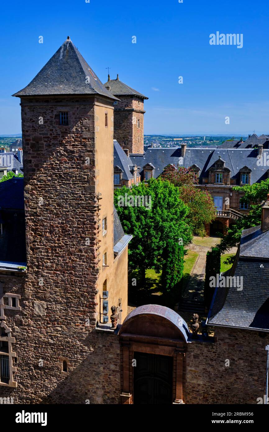 Francia, Aveyron (12), Rodez, il vescovato costruito sotto Luigi XIII e rinnovato nel XIX secolo Foto Stock