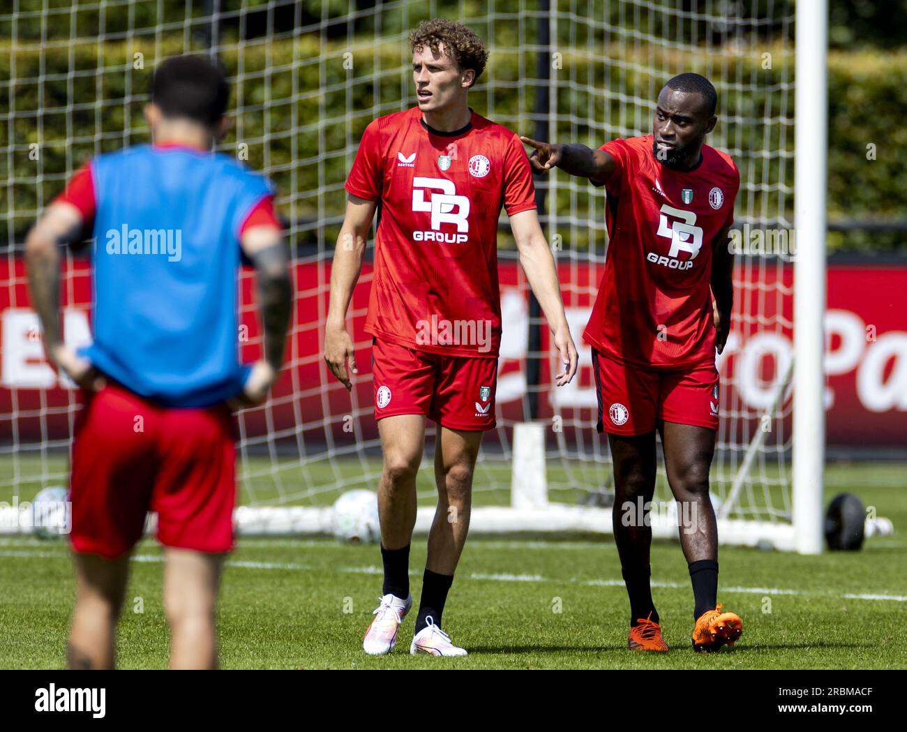 ROTTERDAM - (lr) Mats Wieffer e Lutsharel Geertruida durante una sessione di allenamento del Feyenoord presso il complesso sportivo 1908 il 10 luglio 2023 a Rotterdam, Paesi Bassi. Feyenoord si sta preparando per la nuova stagione calcistica 2023/2024. ANP KOEN VAN WEEL paesi bassi fuori - belgio fuori Foto Stock