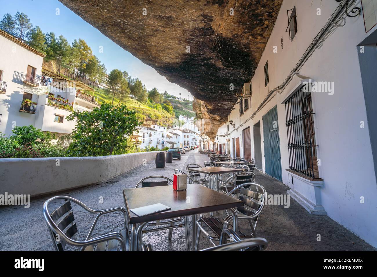 Calle Cuevas del Sol Street con le sue abitazioni e ristoranti - Setenil de las Bodegas, Andalusia, Spagna Foto Stock