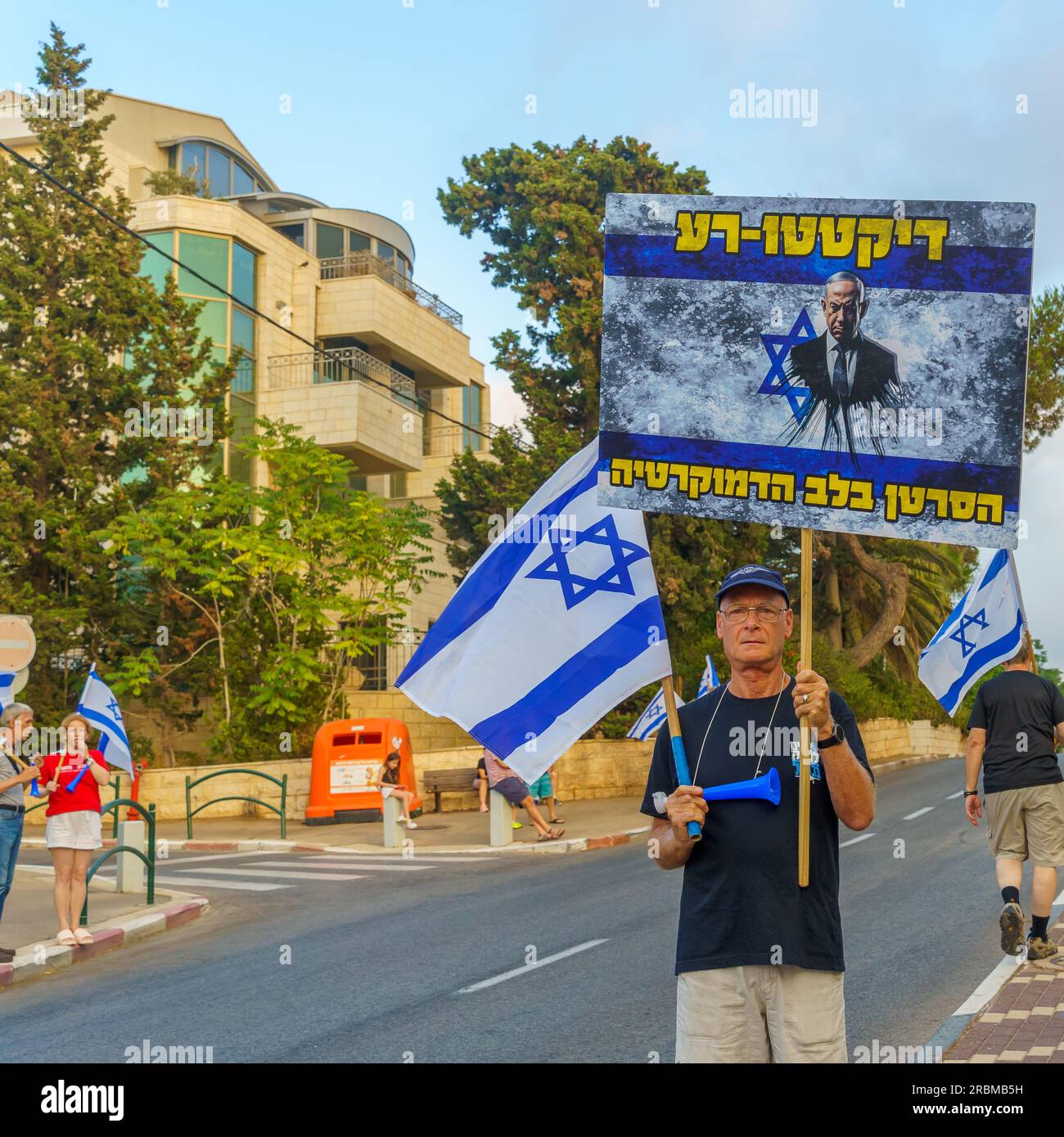 Haifa, Israele - 8 luglio 2023: Gente che marcia con bandiere e vari segni. Settimana 27 della protesta anti-governativa ad Haifa, Israele Foto Stock