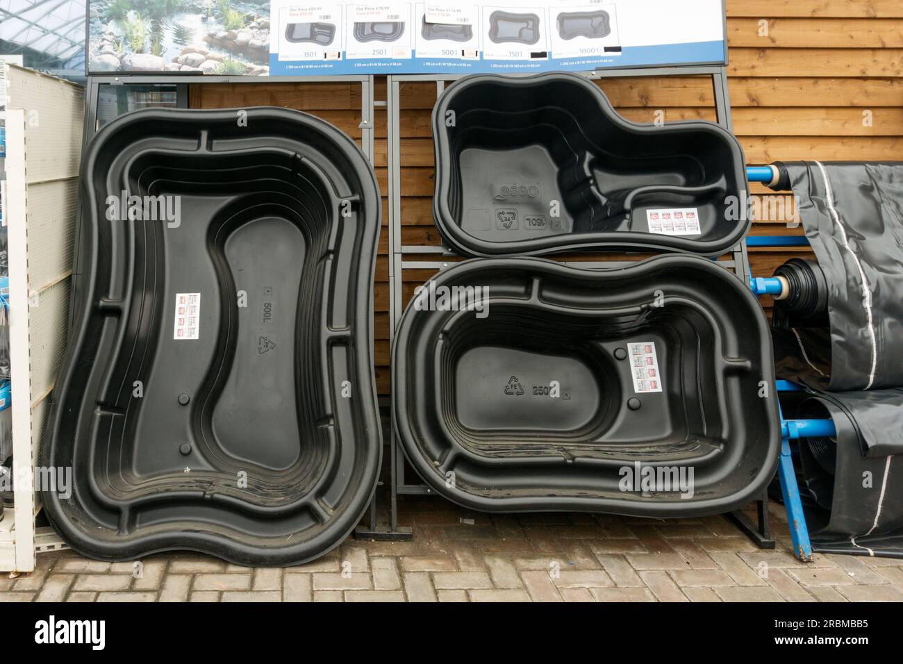 Stagni di plastica preformati in polietilene in vendita nella sezione di giardinaggio acquatico del Dobbies Garden Centre, King's Lynn. Foto Stock
