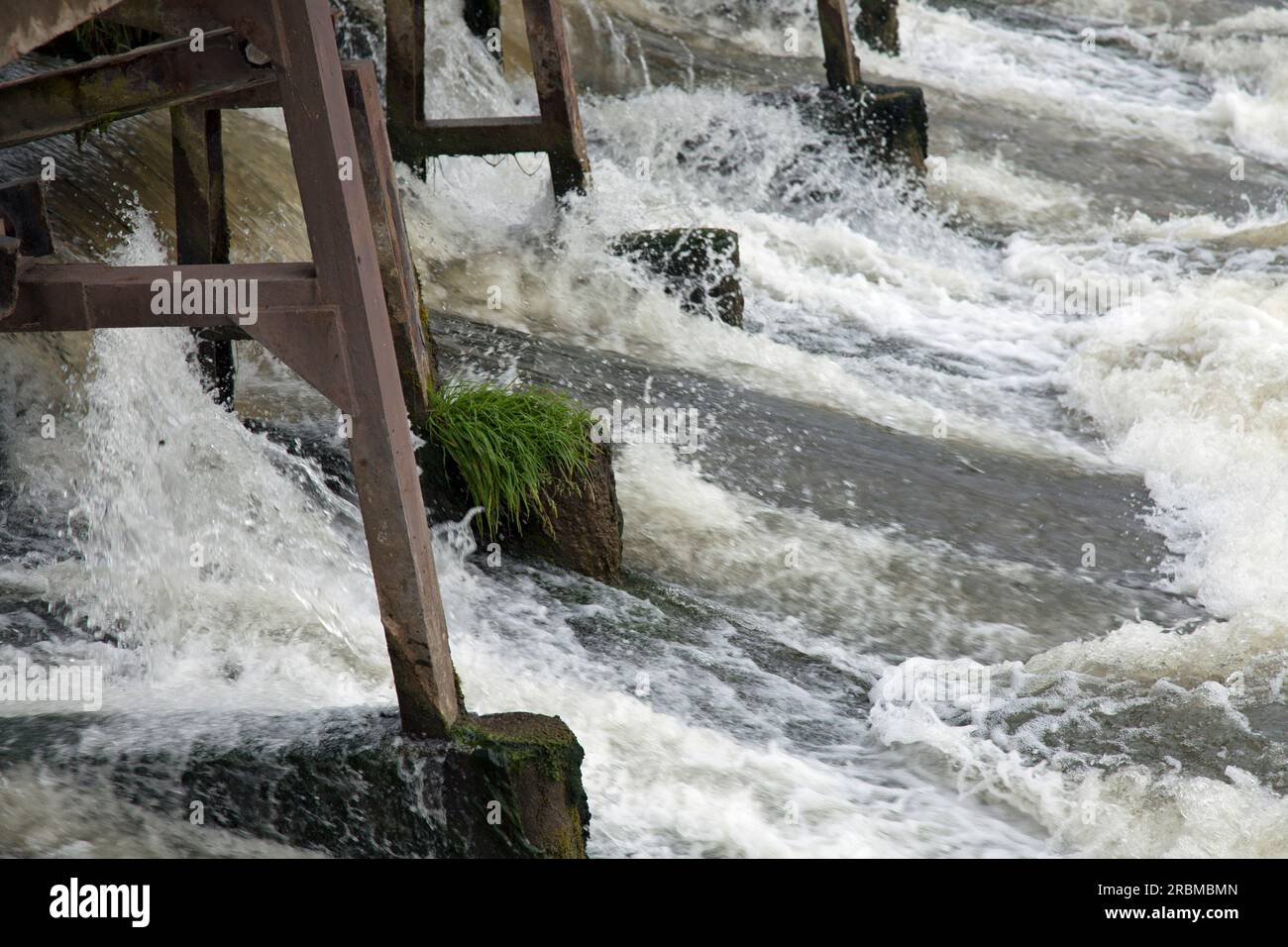 Acqua che scorre attraverso una diga, il Tamigi, Abingdon, Oxfordshire Foto Stock