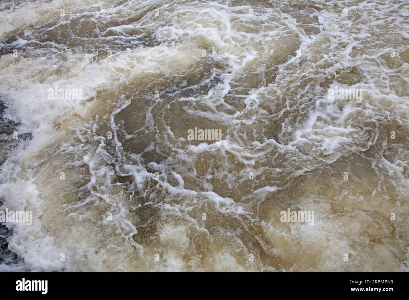 L'acqua scorre attraverso una diga, il Tamigi, Abingdon, Oxfordshire Foto Stock