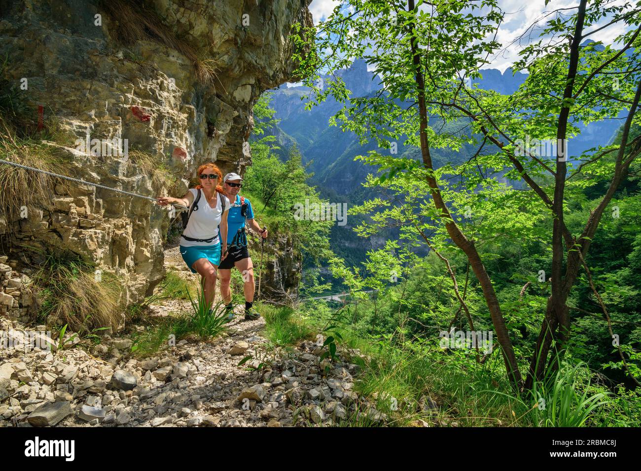 Uomo e donna escursionismo su un sentiero assicurato, Monti del Sole, Belluneser Höhenweg, Dolomiti, Veneto, Veneto, Italia Foto Stock