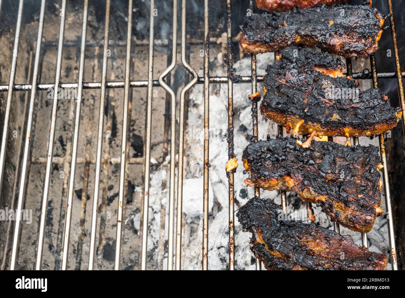 Carne cucinata su un barbecue. Foto Stock