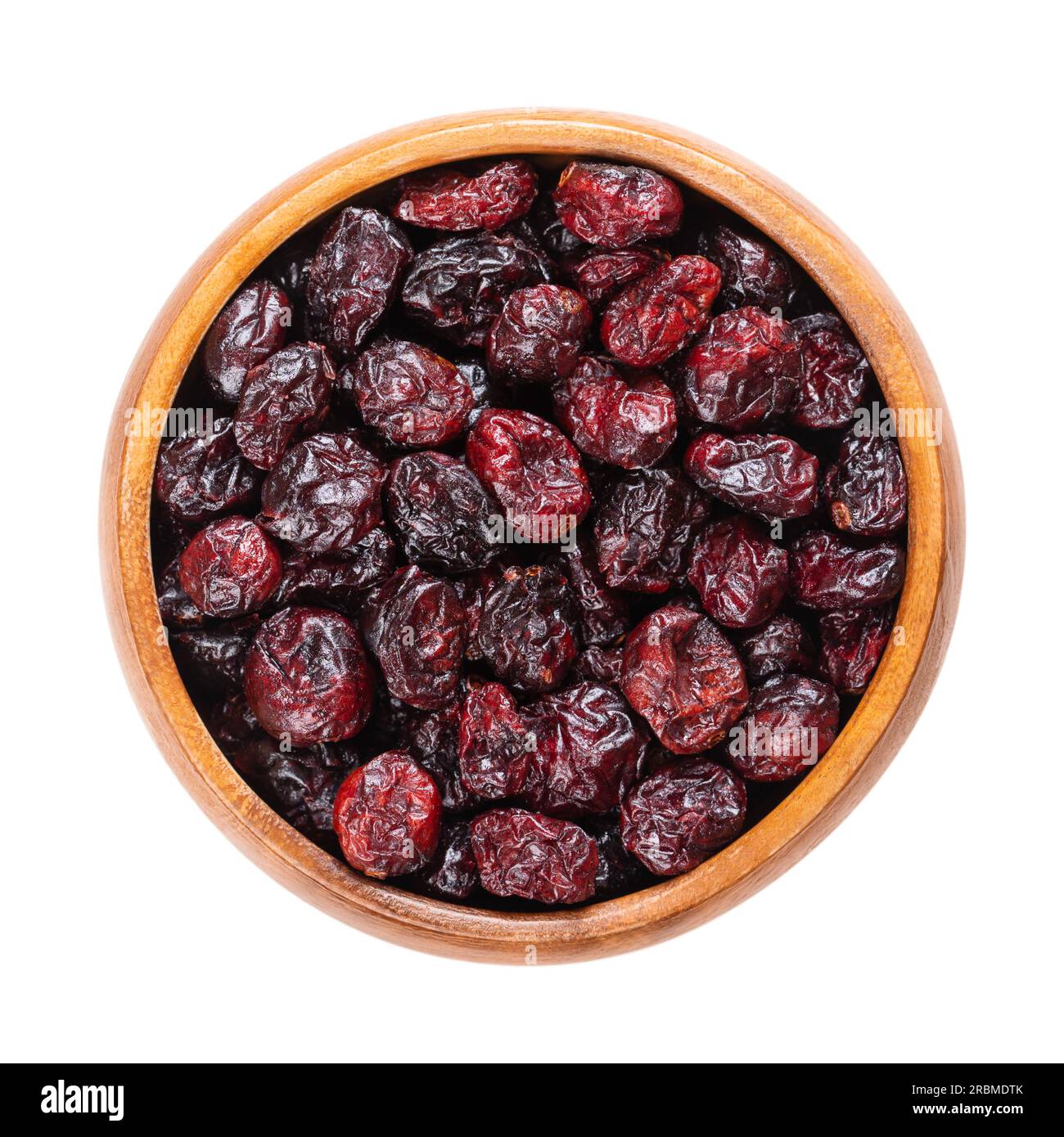 I mirtilli rossi grandi essiccati in una ciotola di legno. Frutti maturi di Vaccinium macrocarpon, noto anche come mirtillo americano o barbabietola. Bacche rosse. Foto Stock