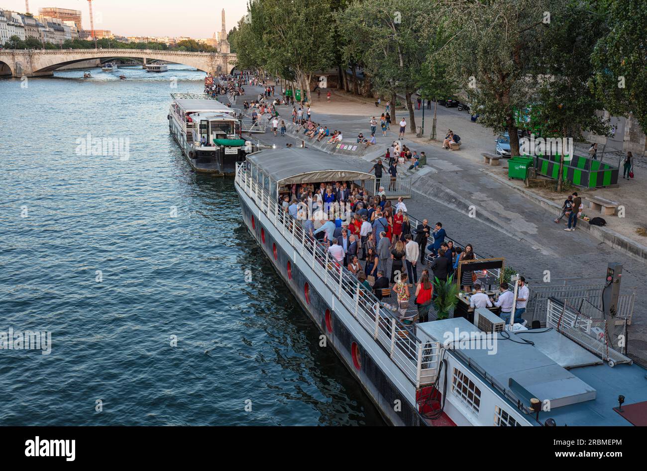 Parigi romantica. Le persone si riuniscono al tramonto sulla Senna della riva sinistra nel quartiere Latino per socializzare sulla barca da crociera. Quai de la Tournelle, 5 Arr. Parigi. Foto Stock