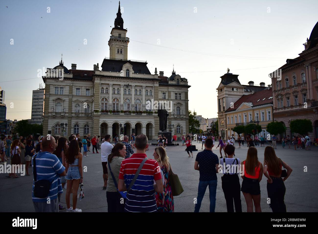 Ballerini multiculturali di strada nel centro di Novi Sad, Serbia Foto Stock