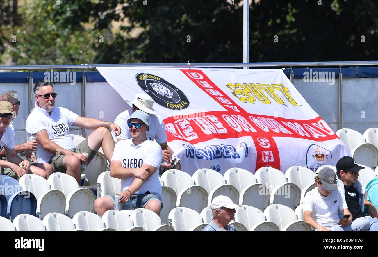 Hove UK 10 luglio 2023 - i fan del Derbyshire si godono una bella mattinata calda e soleggiata contro il Sussex durante il primo giorno della partita di cricket del campionato della contea di assicurazione presso il 1 ° Central County Ground di Hove : Credit Simon Dack /TPI/ Alamy Live News Foto Stock