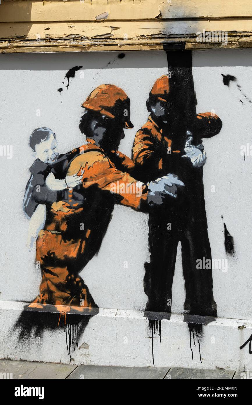 I graffiti sono una forma di arte visiva che comporta la creazione di disegni, immagini o scritte su superfici come pareti, edifici, treni o spazi pubblici Foto Stock