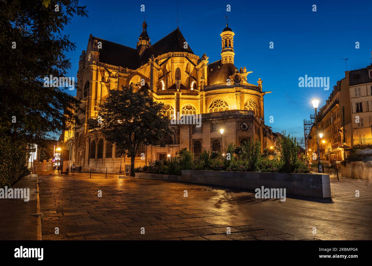 Chiesa di Saint-Eustache (Église Saint-Eustache) al crepuscolo. Una chiesa gotica, rinascimentale, classica completata nel 1633 a Imp. Saint-Eustache, 1 Arr. Parigi Foto Stock