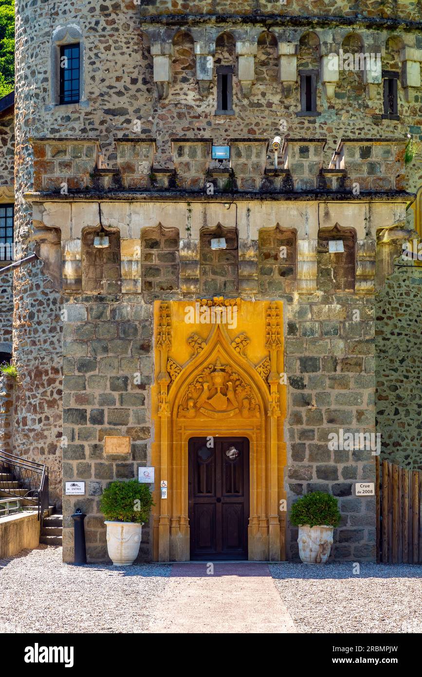 Il Château Saint Priest la Roche, Francia. Il castello è situato nel comune di Saint-Priest-la-Roche, nel dipartimento della Loira, in Francia. Il cast Foto Stock