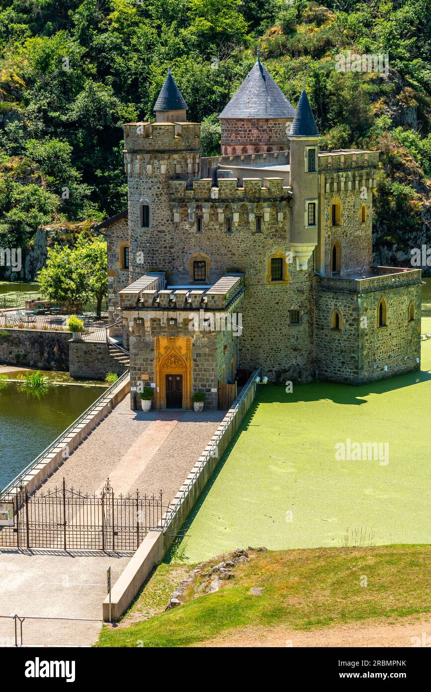 Il Château Saint Priest la Roche, Francia. Il castello è situato nel comune di Saint-Priest-la-Roche, nel dipartimento della Loira, in Francia. Il cast Foto Stock