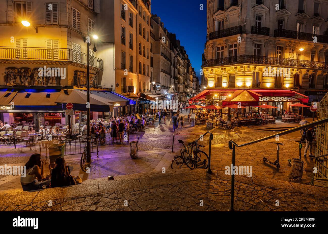 Parigi romantica. Le persone passeggiano e visitano bar e ristoranti al crepuscolo in Rue de Turbigo, 1 Arr. Parigi Foto Stock